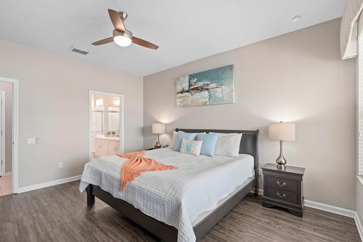 主卧配有2米宽双人床和套房。一楼。