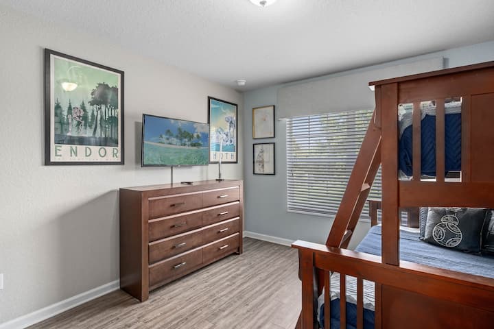 二楼有星球大战主题房