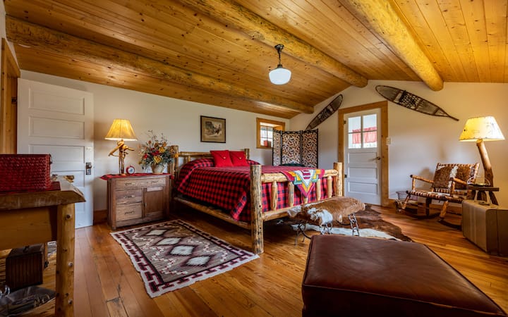 Creekside Room
This beautiful suite opens up to the Creekside Sun Porch.  Grab a good book and nestle in for a day of reading and relaxation. The fresh mountain morning breeze and the gurgling of Hardpan Creek make your mornings memorable.