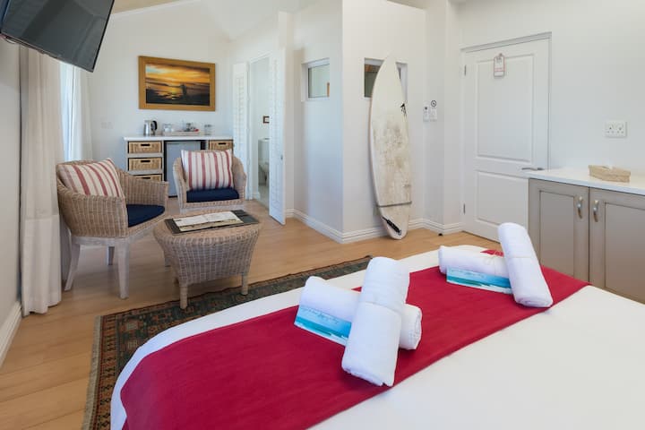 Room 13 in African Perfection 2 is a wodnerful choice for a special occassion. Wake up and enjoy a coffee with a view form teh comfort of your bed or step out onto the balcony to feel like you're right on the ocean.