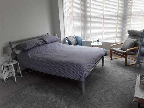 Luxury  bedroom (en-suite) close to city centre