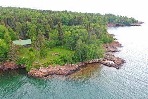 Classic Vintage Log Cabin on Lake Superior