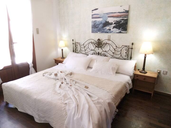 卧室配备两张单人床。 可通往后面的阳台。