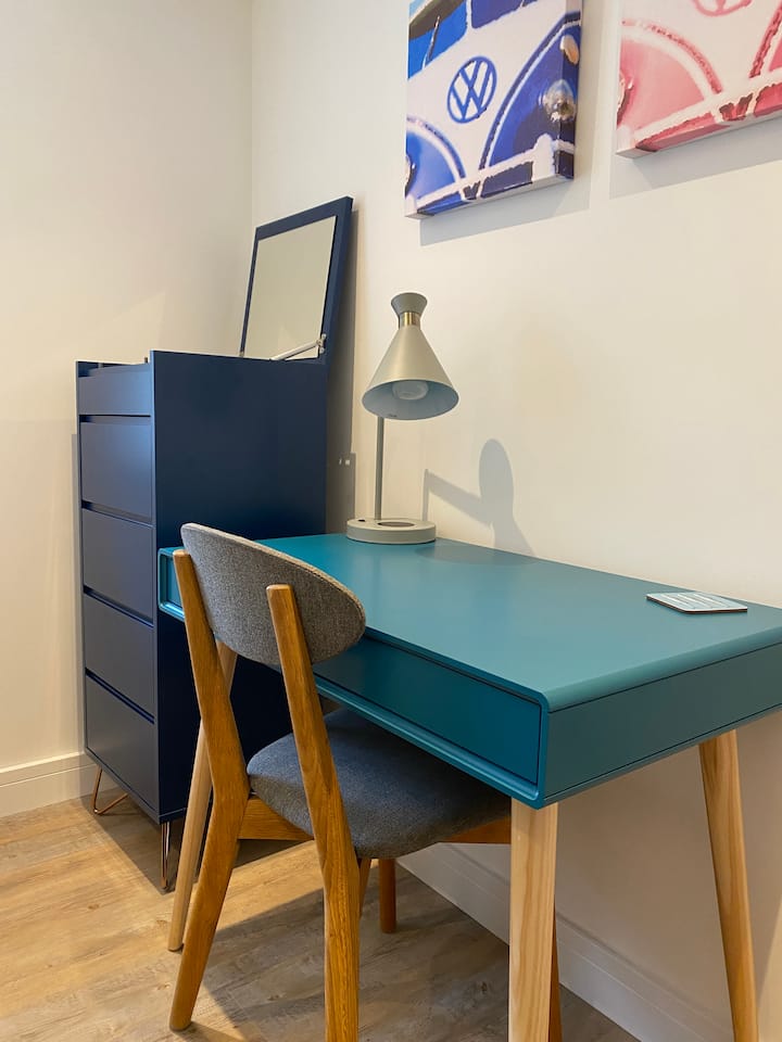 Tavolinë në dhomën e gjumit të fëmijëve.  Ideale për të punuar, me një abazhur me karikim wireless të integruar.