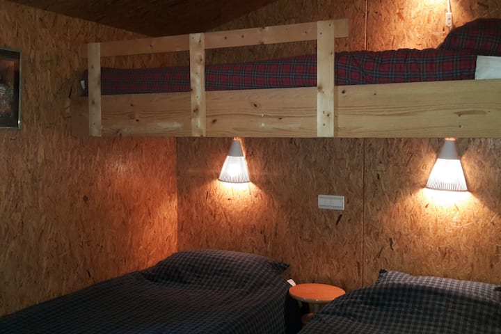 Bdrm 2 : 3 camas individuales ( no hay escalera para la litera superior, así que un pequeño salto, ¡no para el abuelo!)