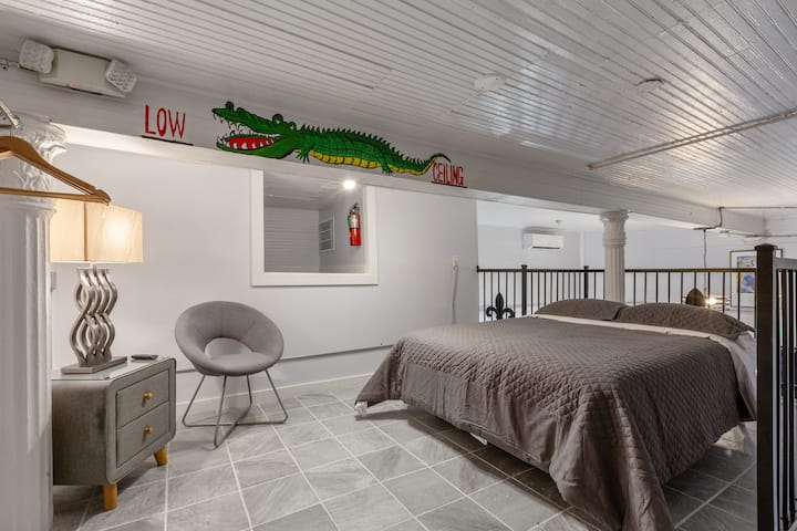 ห้องนอนใหญ่ - เตียงขนาดควีนไซส์ทีวีโรกุ