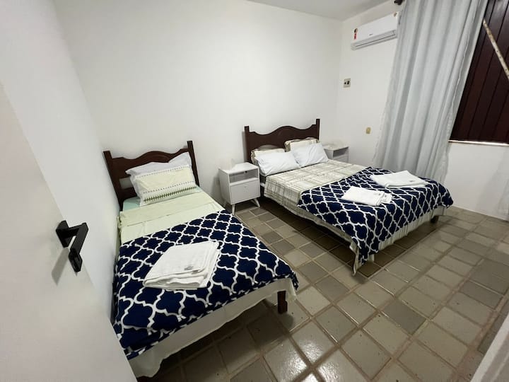 Chumba cha kulala 4 (kwenye ghorofa ya chini) kwa hadi watu 03 walio na kitanda cha watu wawili na kitanda kimoja, kiyoyozi, WARDROBE kubwa na bafu la kibinafsi (Demi-suite).