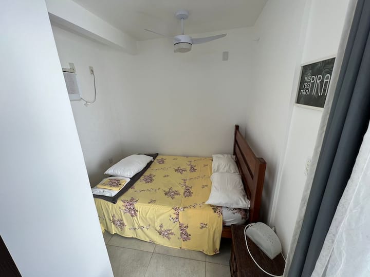 Chumba cha kulala 6 - Suite na kitanda mara mbili, kwa hadi watu wawili, nje ya nyumba, kamili na bafuni, shabiki wa dari na hali ya hewa. (chumba kidogo zaidi katika nyumba, bora kwa mtu mmoja tu)