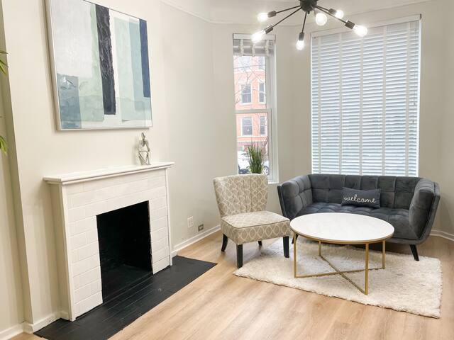 Wrigleyville Friends Unit gallery image 3