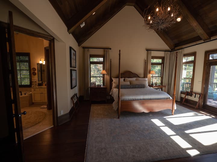 主卧位于大房间旁边。房间宽敞，配有一张舒适的加大双人床。 法式门直接通往上层的后甲板。在凉爽的月份，打开法式门，使用双纱门享受湖风！