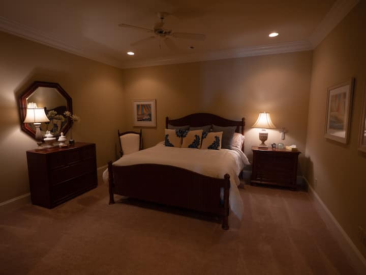 这里是底层的两间卧室之一。这间客房设有一张加大双人床、一扇通往浴室的门和一个大型步入式衣帽间。