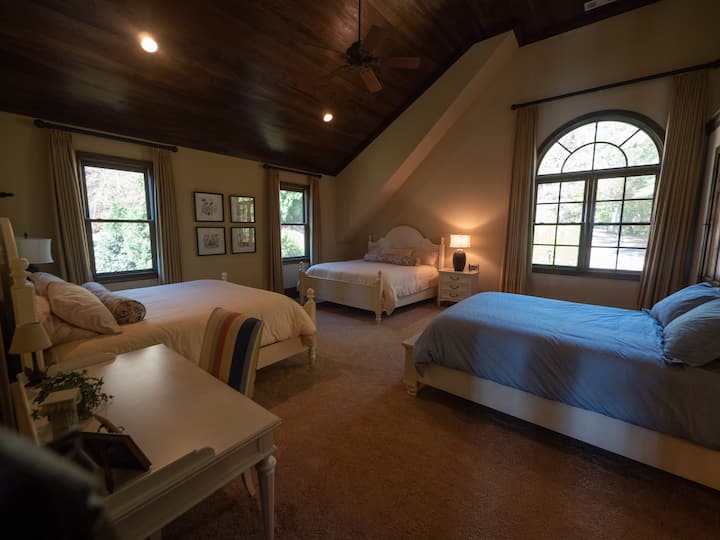 阁楼卧室足够宽敞，适合全家人入住！有2张加大双人床和1张标准双人床。 阁楼设有独立的全套卫生间和一个巨大的步入式衣柜，可存放您的行李箱。 壁橱里有洗衣机/烘干机，以防您需要洗衣服。