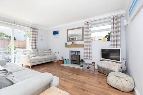 Top Airbnb: Seaside Family Home-6Fans-Playroom -Garden-Parking in Christchurch
