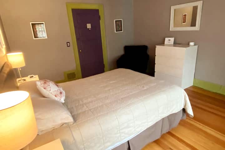 Chumba cha kulala #2
Kitanda cha Malkia hulala kwa starehe mbili na kabati lenye vyumba vingi.