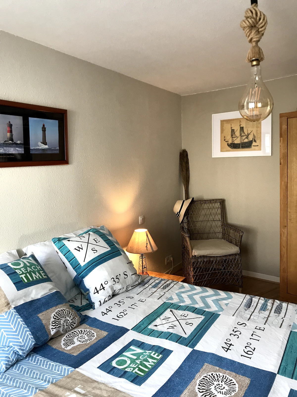 Veľká veľmi svetlá izba a.....tiché okno na terase.