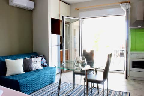 Popular Airbnb listing: Lovely studio with beautiful garden in Περιφέρεια Ανατολικής Μακεδονίας και Θράκης