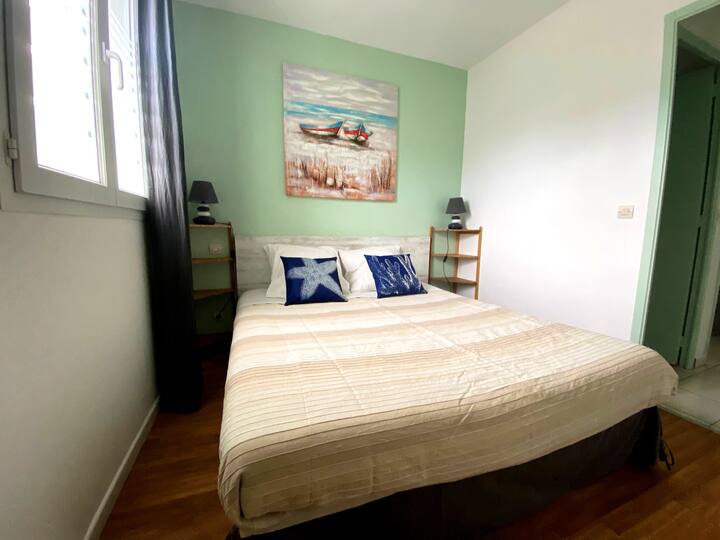 ห้องนอนที่สะดวกสบายพร้อมเตียงควีนไซส์