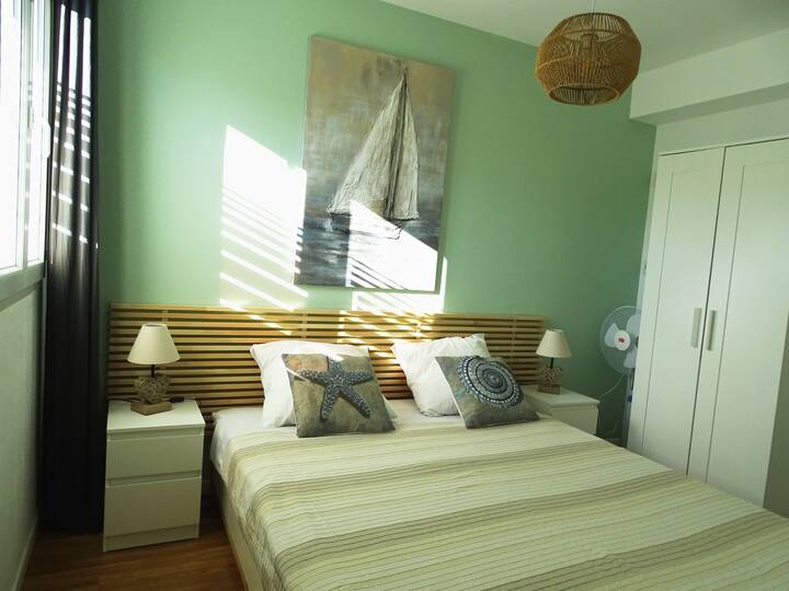 ห้องเตียงควีนไซส์ 1 ห้องที่สะดวกสบายพร้อมห้องแต่งตัวที่อยู่ติดกัน