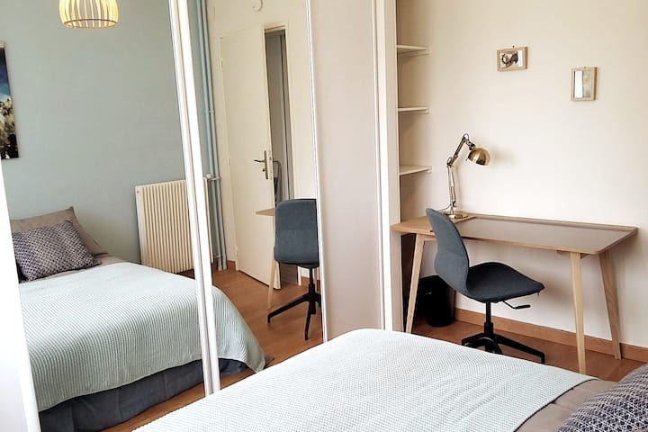 Plava soba - 140 kreveta, radni stol, vrlo velika garderoba s ogledalom u punoj visini...