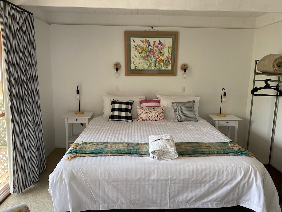 Bedroom 1 King bed or 2 singles