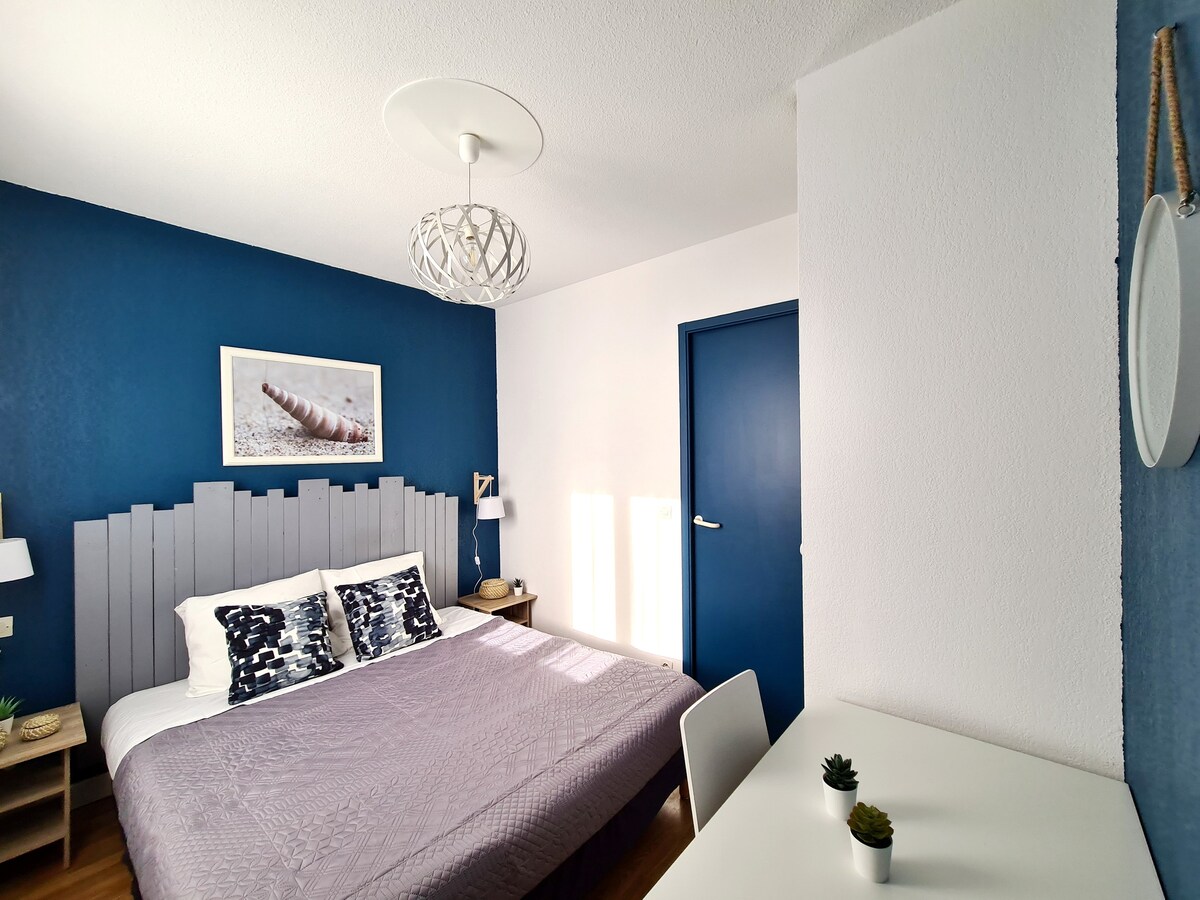 ห้องนอนที่สะดวกสบายพร้อมเตียงควีนไซส์