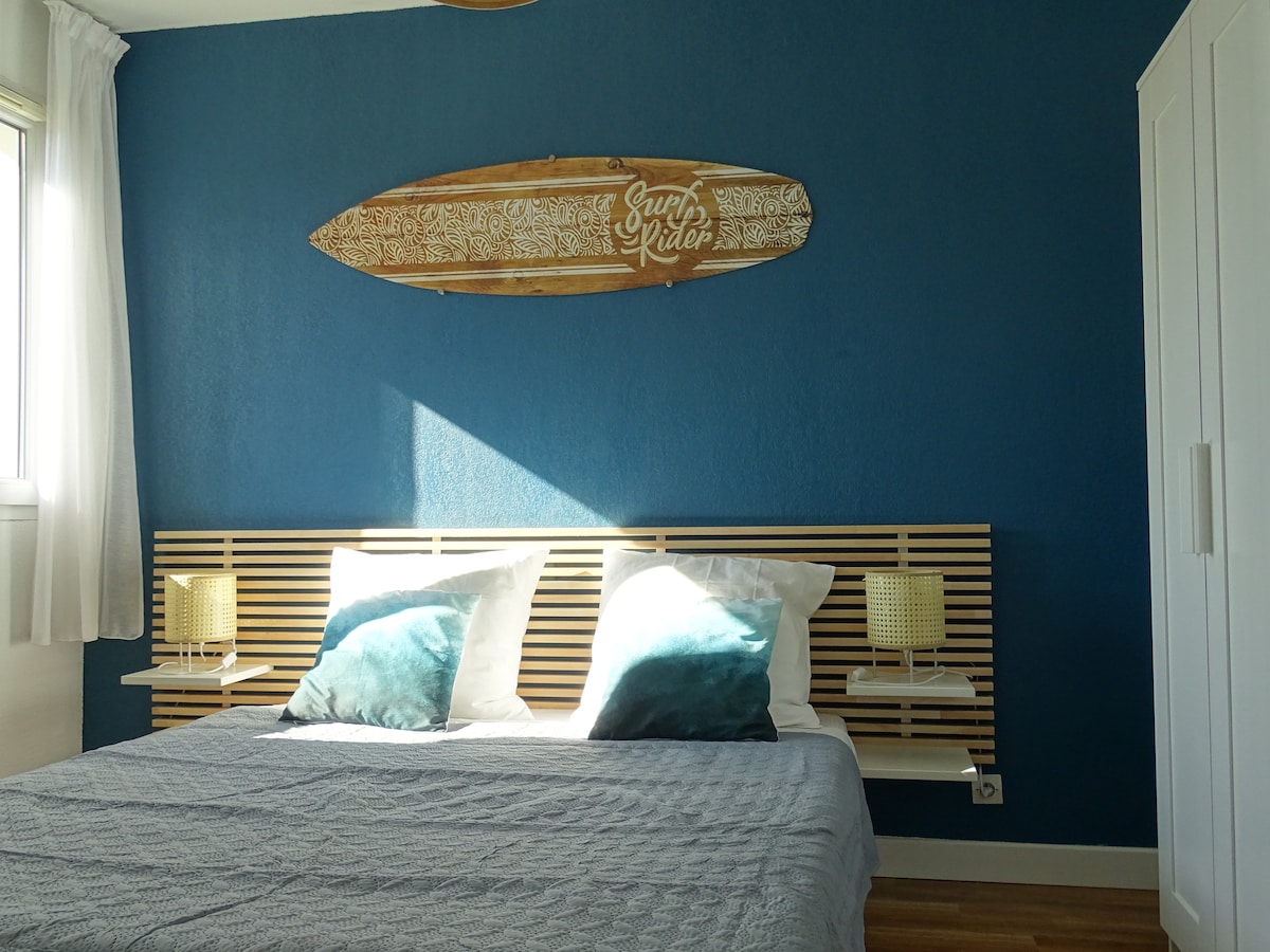 ห้องนอนที่น่ารื่นรมย์และสว่างสดใสพร้อมเตียงขนาดควีนไซส์และห้องแต่งตัวที่อยู่ติดกัน