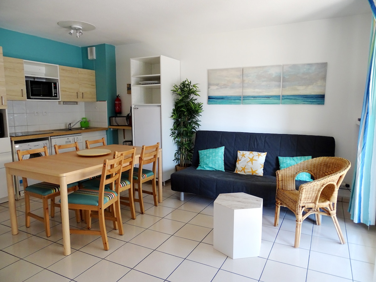 ห้องนั่งเล่นที่สะดวกสบายพร้อมเตียงโซฟา ทีวี HD, เครื่องเล่น DVD, วิทยุซีดี, กล่อง 4G ส่วนตัว