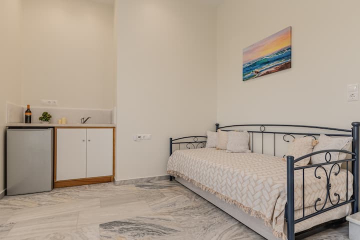Central, Spacious & Functional 2 Split Room - Naxos