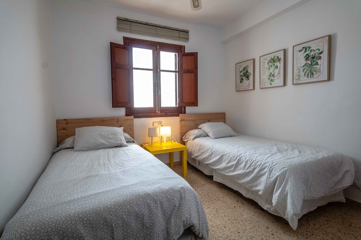 CHAMBRE DOUBLE AVEC PLACARD ET VENTILATEUR SUR LE TOIT