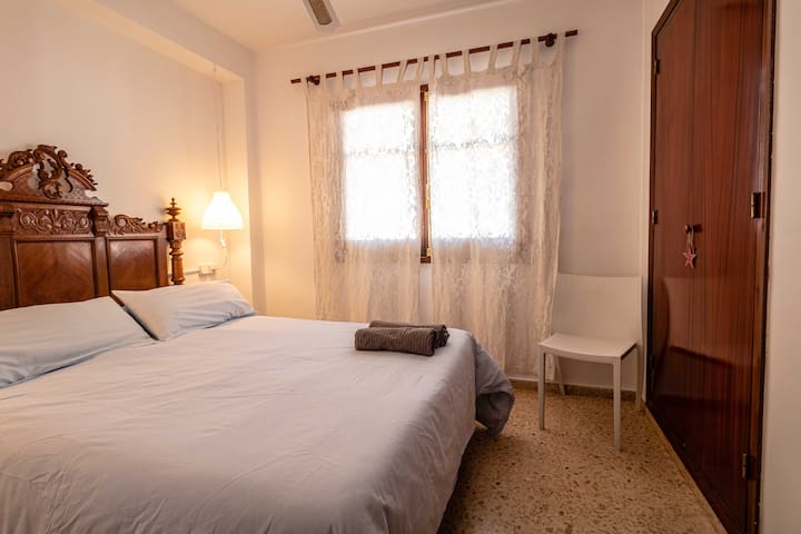 CHAMBRE DOUBLE AVEC PLACARD ET VENTILATEUR SUR LE PLAFOND AVEC TÉLÉCOMMANDE