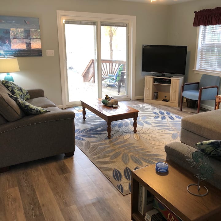 ห้องนั่งเล่นเปิดออกสู่ห้องครัว