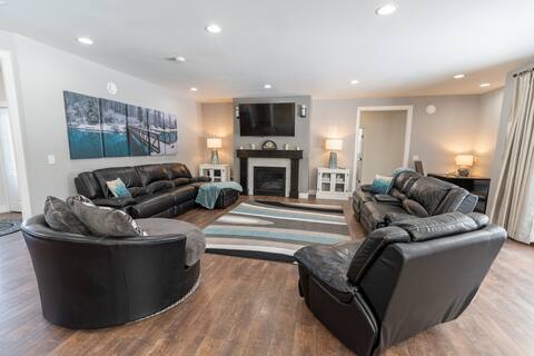 King Bed, Great for Groups, Close to everything!