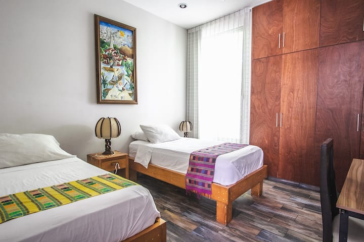 Изглед от вратата на допълнителната спалня с голям гардероб.