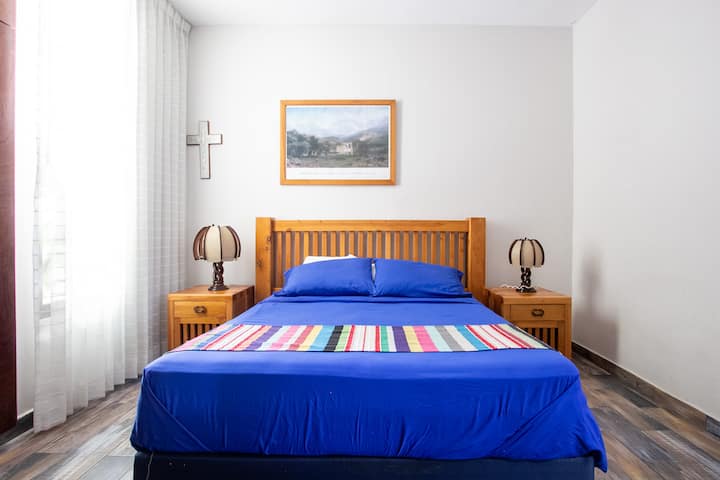 Изглед към главната спалня с фонтан.