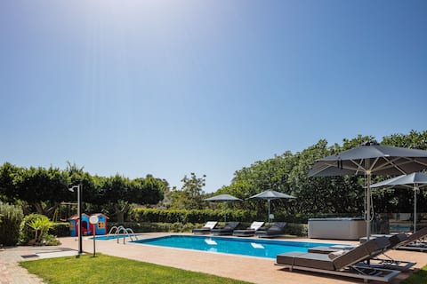 Villa Joanna - Heated pool, hot tub, large garden!