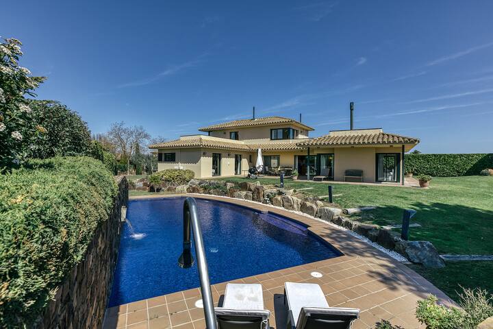 Exceptional Villa with private pool in Torremirona
