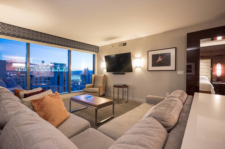 Jacuzzi Suite | Projection TV | Center Strip Area gallery image 4