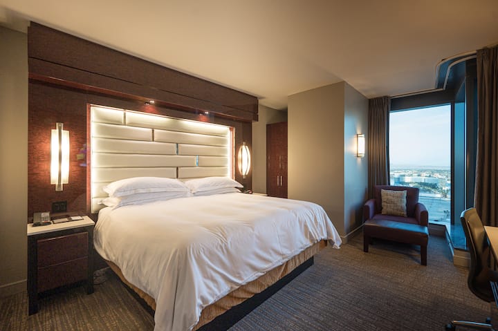 2 - ра спалня от луксозен апартамент с 2 спални - релаксирайте в суперголемото двойно легло на спалнята за гости.