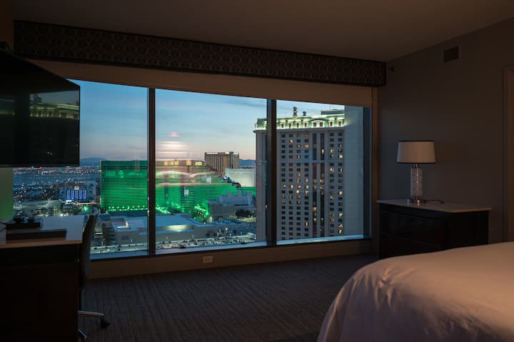 Основна спалня на апартамента с 2 спални - човек никога не може да се възползва от тази зашеметяваща гледка.