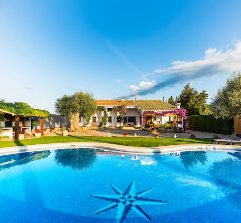 Seaside villa with private pool and Wi-Fi