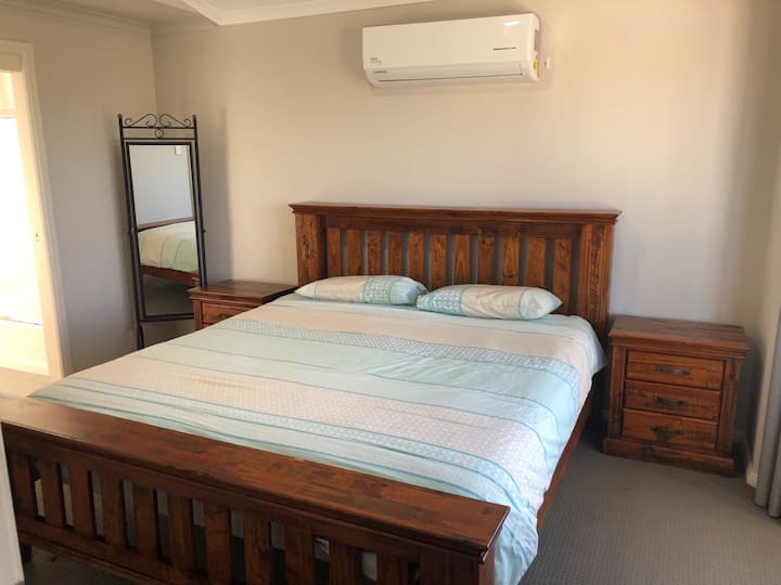 Spavaća soba br. 1: prekrasan bračni apartman od hrastovine. Podijelite sustav za vašu udobnost