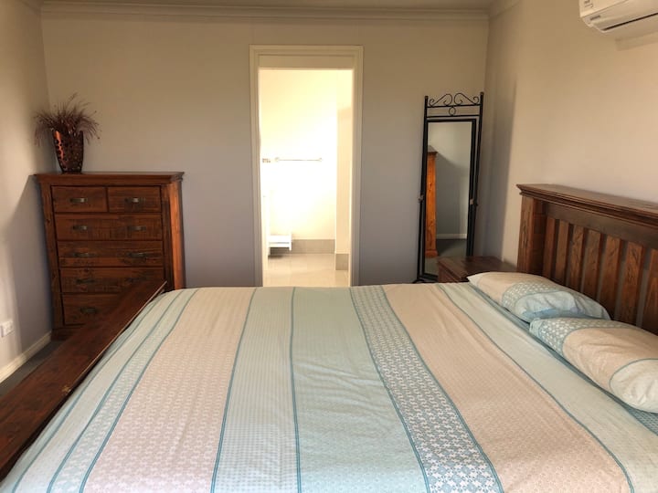 Glavna spavaća soba otvara se u dvosmjernoj kupaonici. Kupaonica se može zatvoriti prema spavaćoj sobi i hodniku pomoću kliznih vrata/vrata koja se mogu zaključati