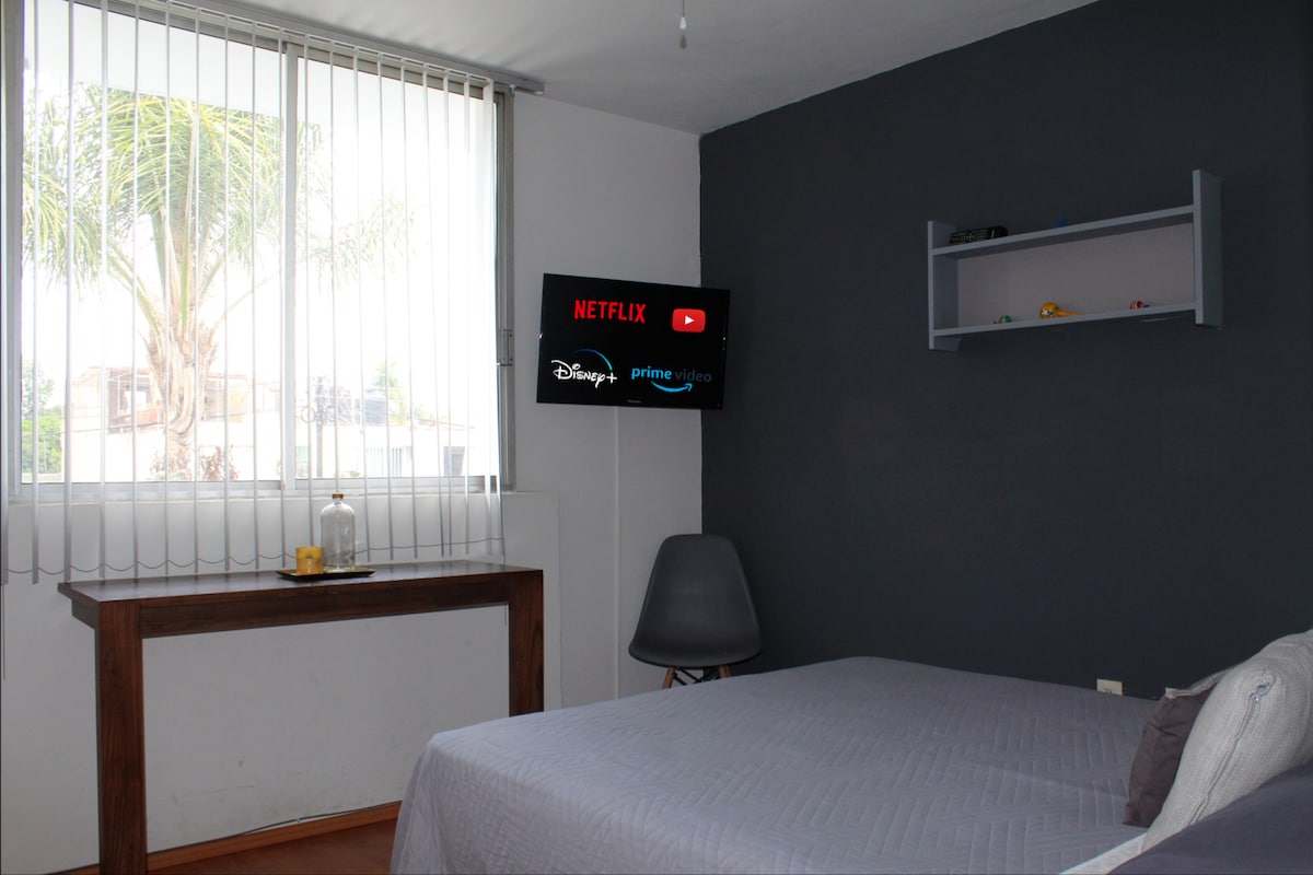 配备互联网的电视，让您享受Netflix、迪士尼、亚马逊Prime、Youtube等；所有这些都由您的手机或平板电脑账号轻松快速控制。 