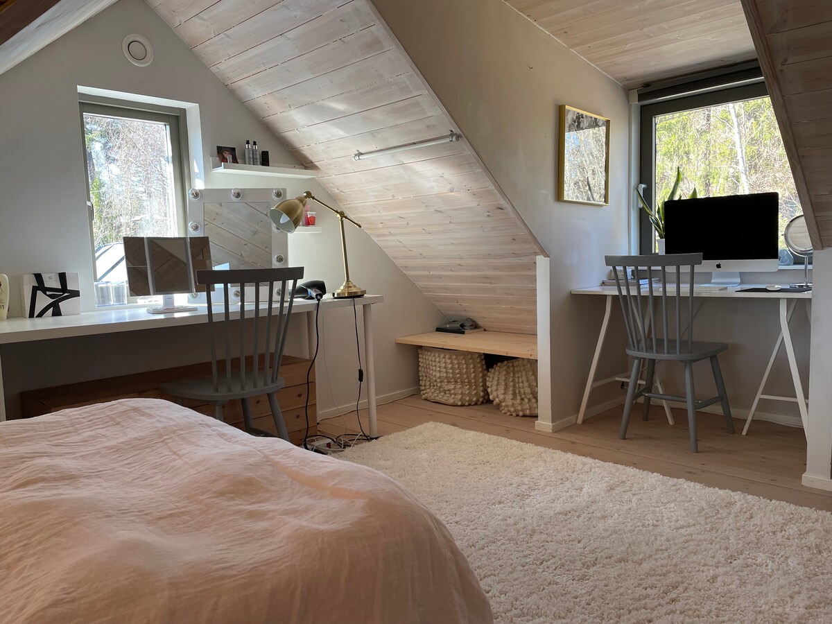 חדר שינה למעלה, מיטה בגודל 120 ס"מ