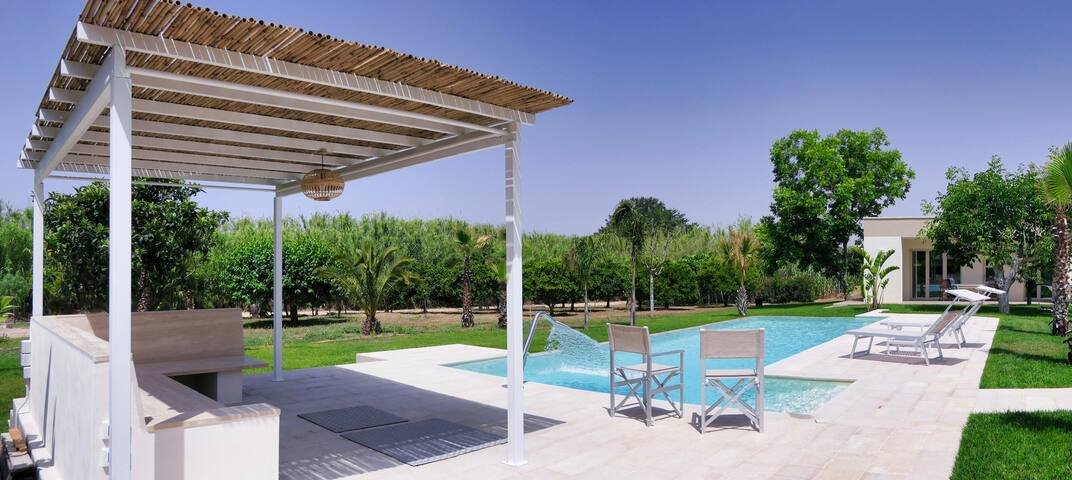 Wonderful Villa with large Swimming Pool & Garden gallery image 2