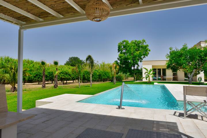 Wonderful Villa with large Swimming Pool & Garden gallery image 3