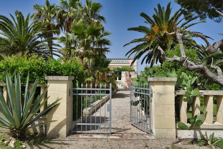 Wonderful Villa with large Swimming Pool & Garden gallery image 4