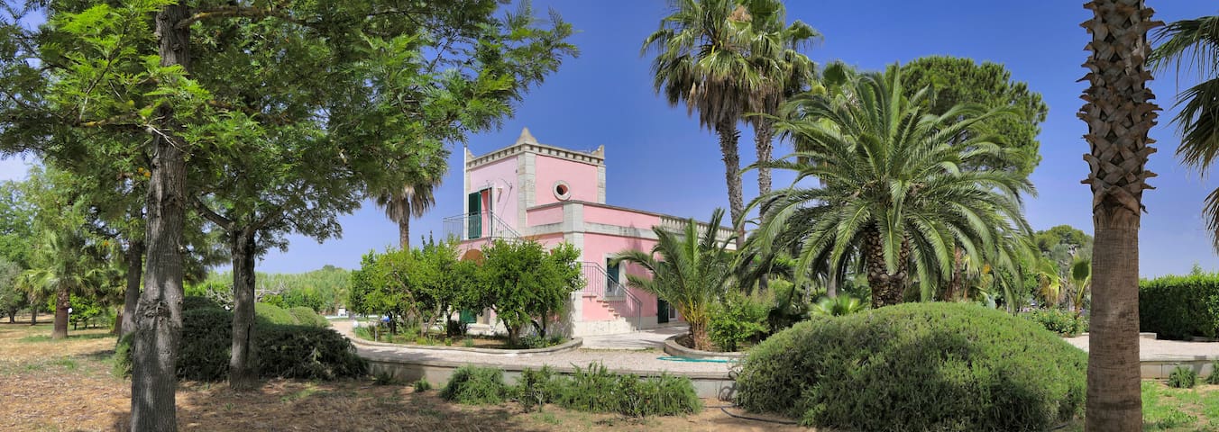 Wonderful Villa with large Swimming Pool & Garden