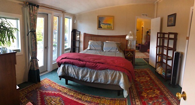 Главна спална соба со прилагодлив брачен кревет (широк 150-179 см) со далечинско управување