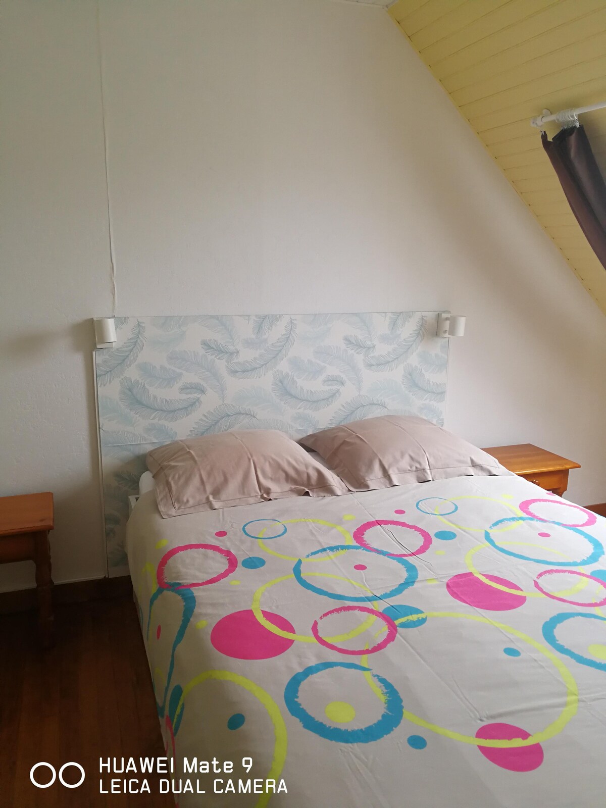 Spálňa 2: svetlý výhľad na krajinu orientovaný na západ, nie je prehliadnutý. Zariadené 1 lôžko 140 x 190.
Nachádza sa hore.